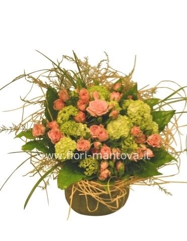 Cestino con rose e fiori misti con tonalità verde chiaro