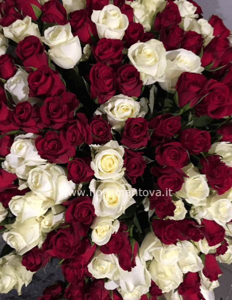 Bouquet con roselline rosse