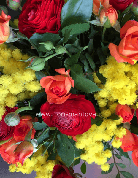Bouquet di rose e mimosa